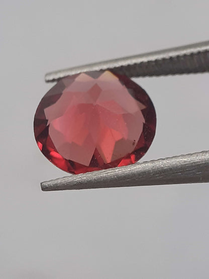 Natural purplish pinkish red Rhodolite Garnet - 1.075 ct - round - unheated.