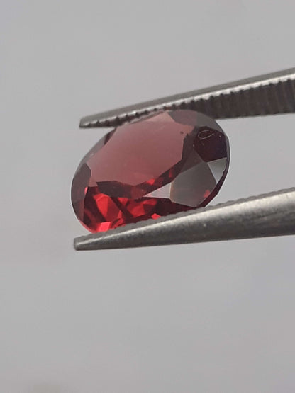 Natural purplish pinkish red Rhodolite Garnet - 1.075 ct - round - unheated.