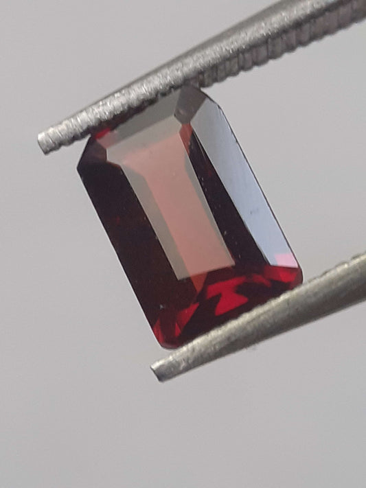 Natural purplish Red Rhodolite Garnet - 0.728 ct - octagon - unheated.