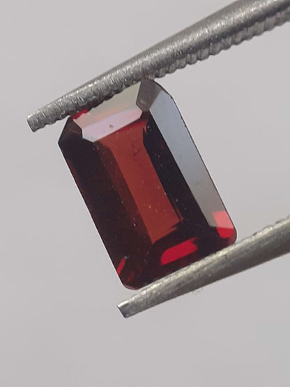 Natural purplish Red Rhodolite Garnet - 0.728 ct - octagon - unheated.