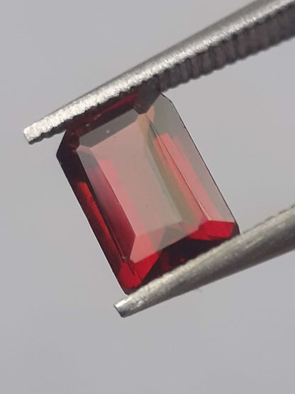 Natural purplish Red Rhodolite Garnet - 0.728 ct - octagon - unheated.