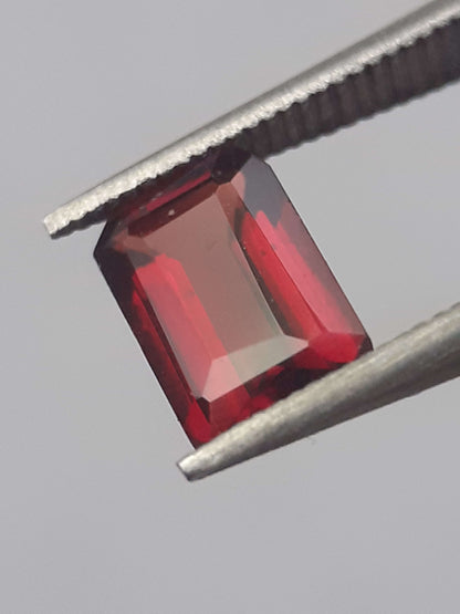 Natural purplish Red Rhodolite Garnet - 0.728 ct - octagon - unheated.