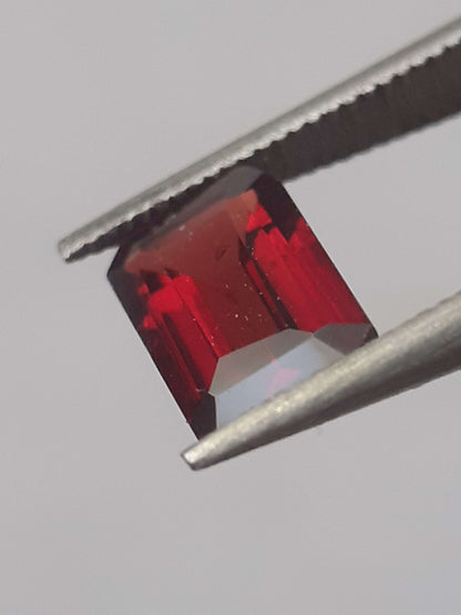 Natural purplish Red Rhodolite Garnet - 0.728 ct - octagon - unheated.