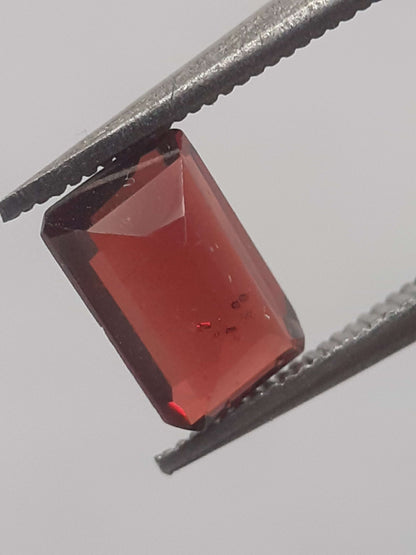 Natural purplish Red Rhodolite Garnet - 0.728 ct - octagon - unheated.