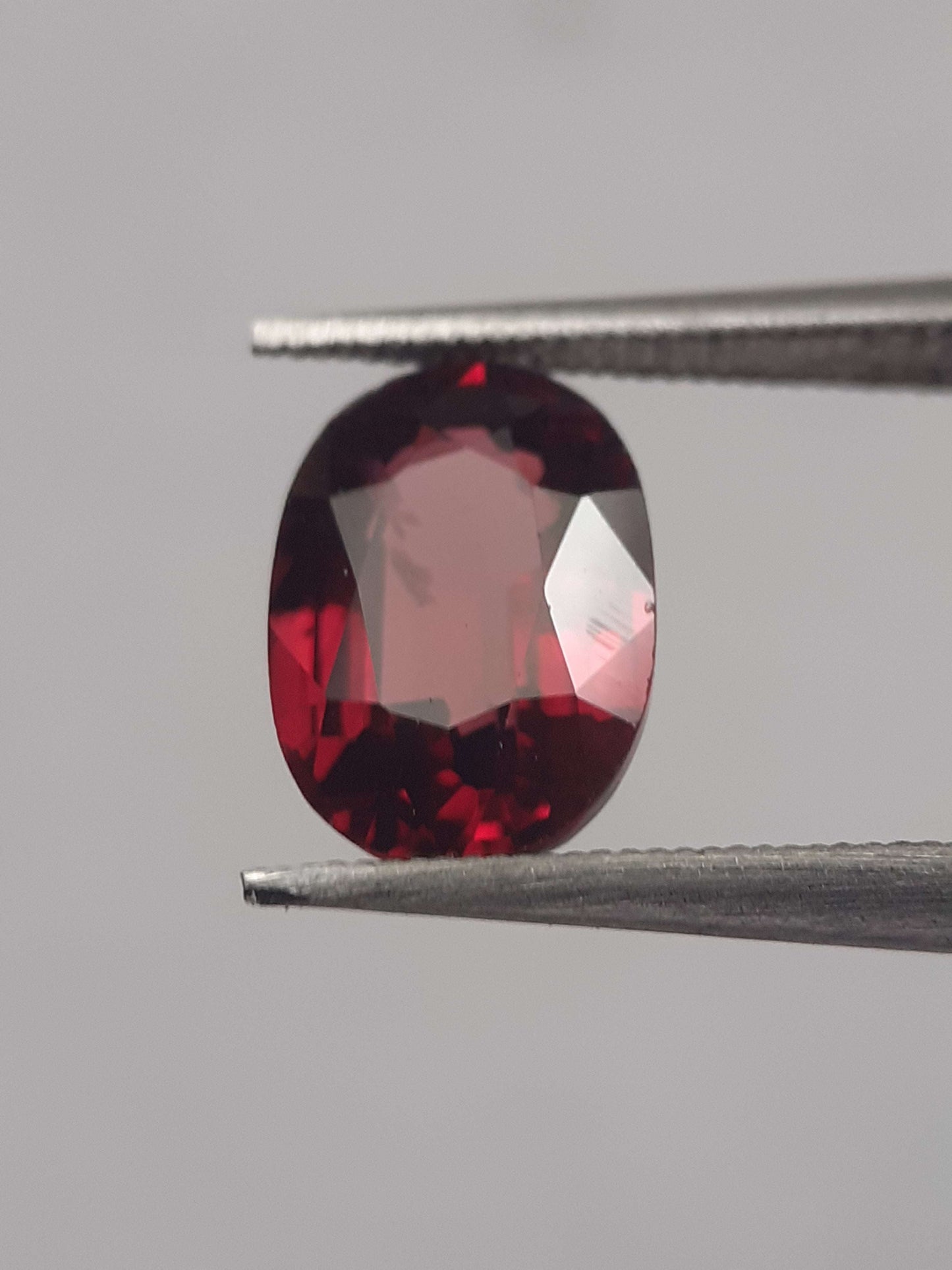 Natural purplish red Rhodolite Garnet - 1.779 ct - oval - unheated