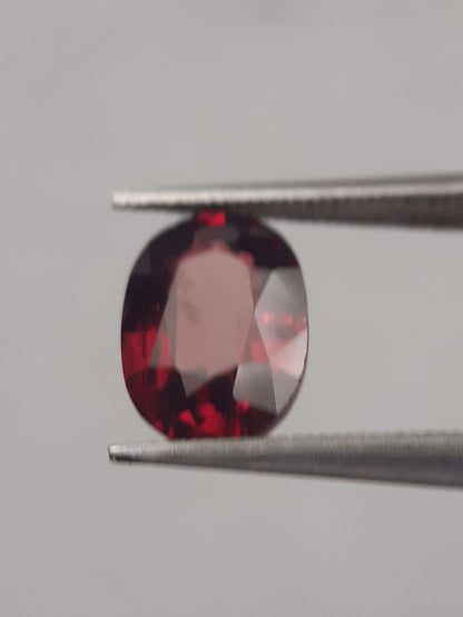 Natural purplish red Rhodolite Garnet - 1.779 ct - oval - unheated