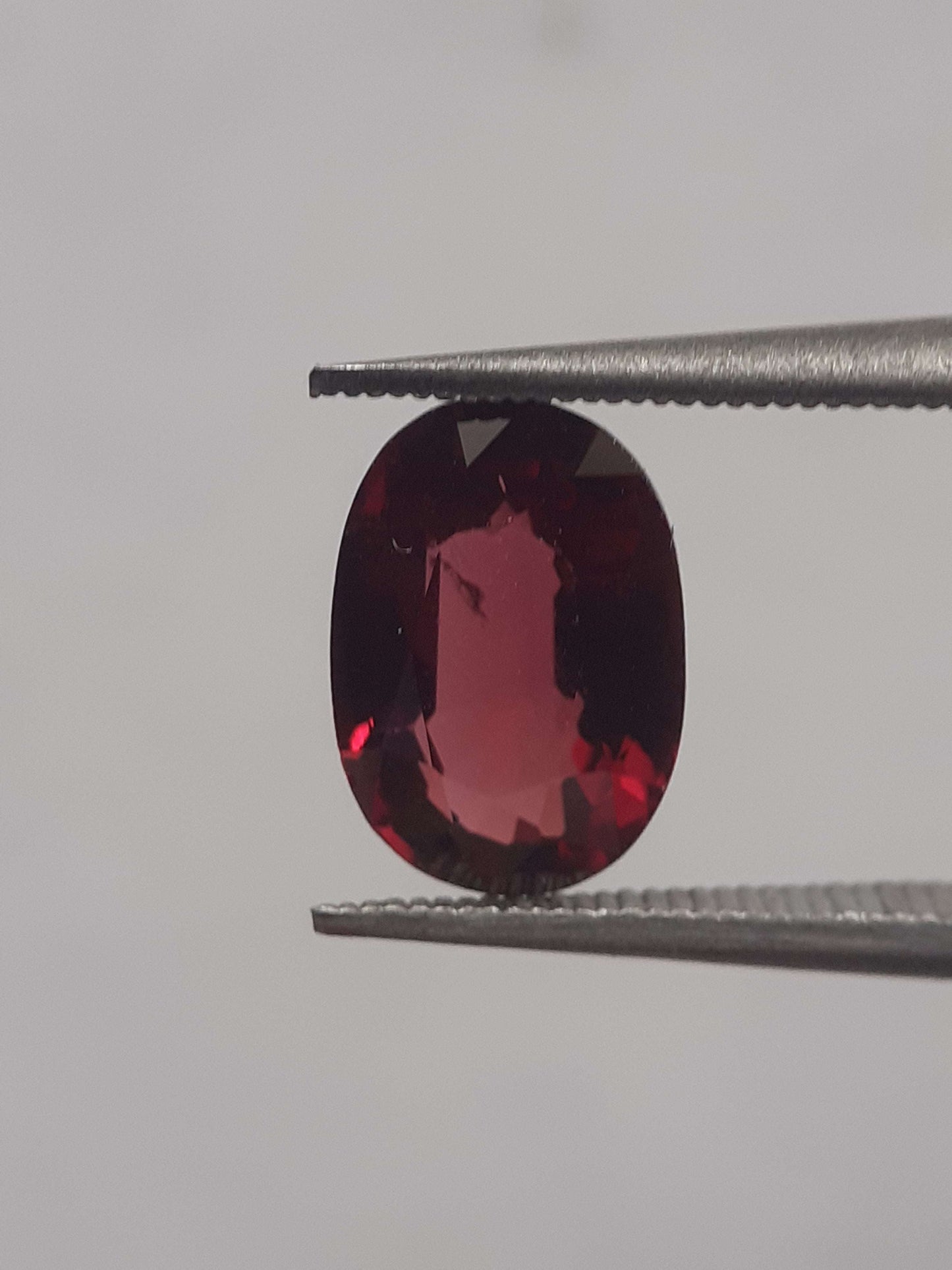 Natural purplish red Rhodolite Garnet - 1.779 ct - oval - unheated