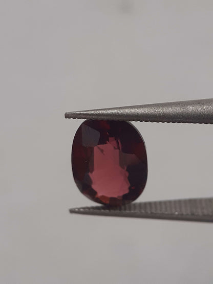 Natural purplish red Rhodolite Garnet - 1.779 ct - oval - unheated