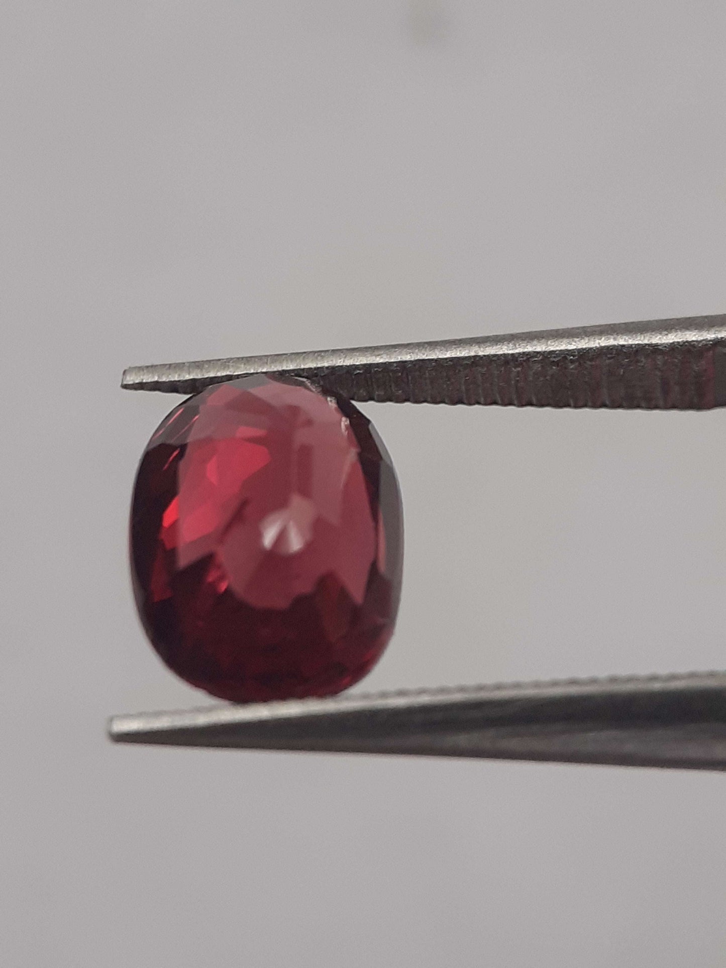 Natural purplish red Rhodolite Garnet - 1.779 ct - oval - unheated