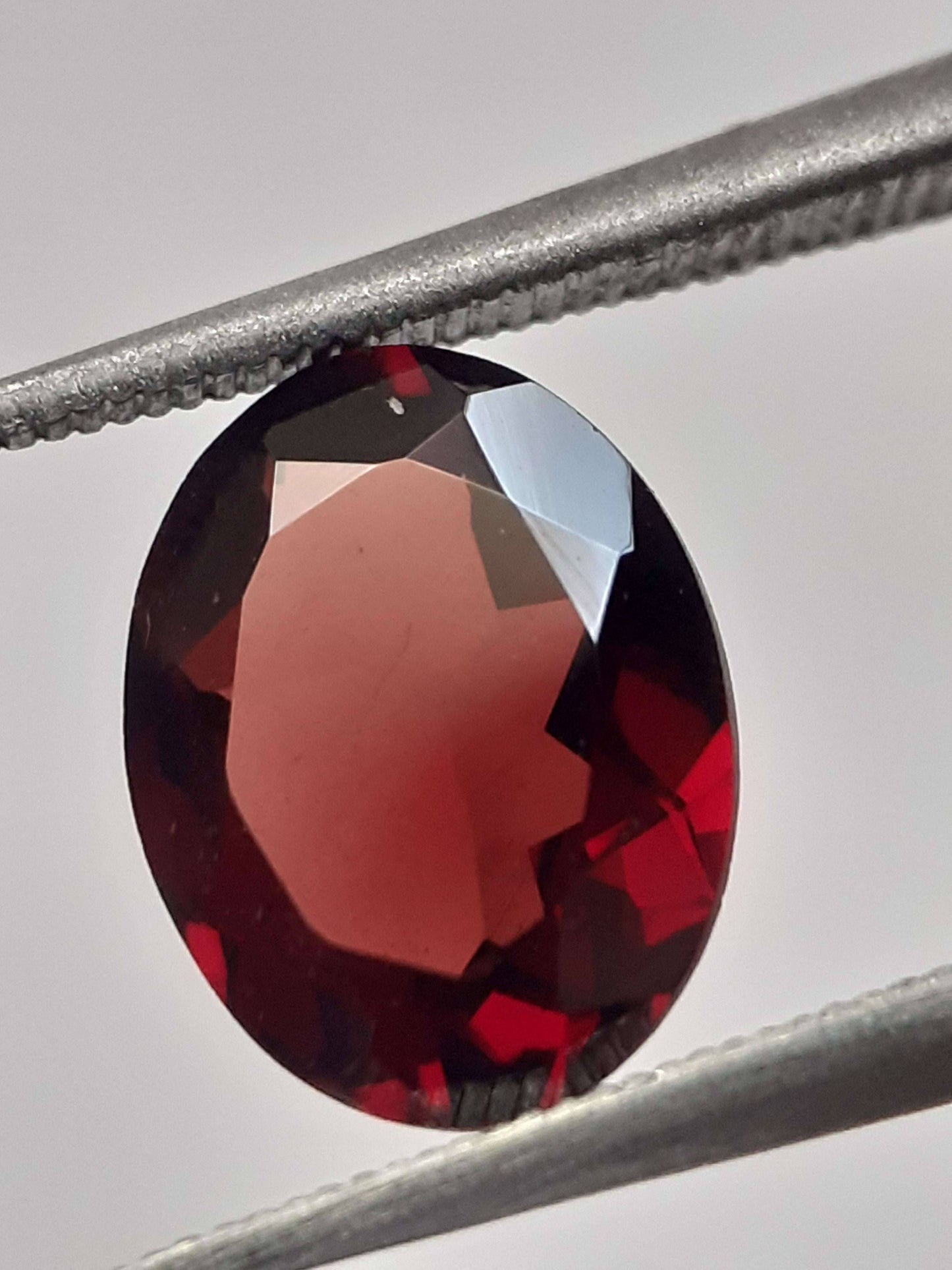 Natural purplish red Rhodolite Garnet - 1.849 ct - oval - unheated