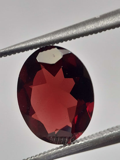 Natural purplish red Rhodolite Garnet - 1.849 ct - oval - unheated