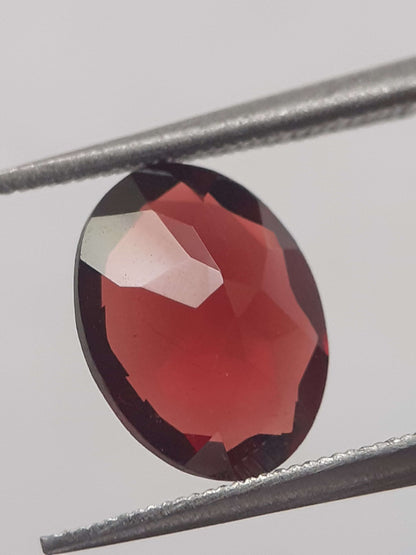 Natural purplish red Rhodolite Garnet - 1.849 ct - oval - unheated