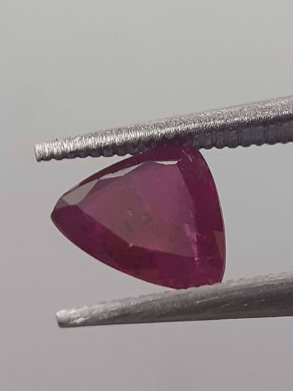 Natural purplish red Ruby - 0.64 ct - Trillion - heated - certified by NGB - Natural Gems Belgium