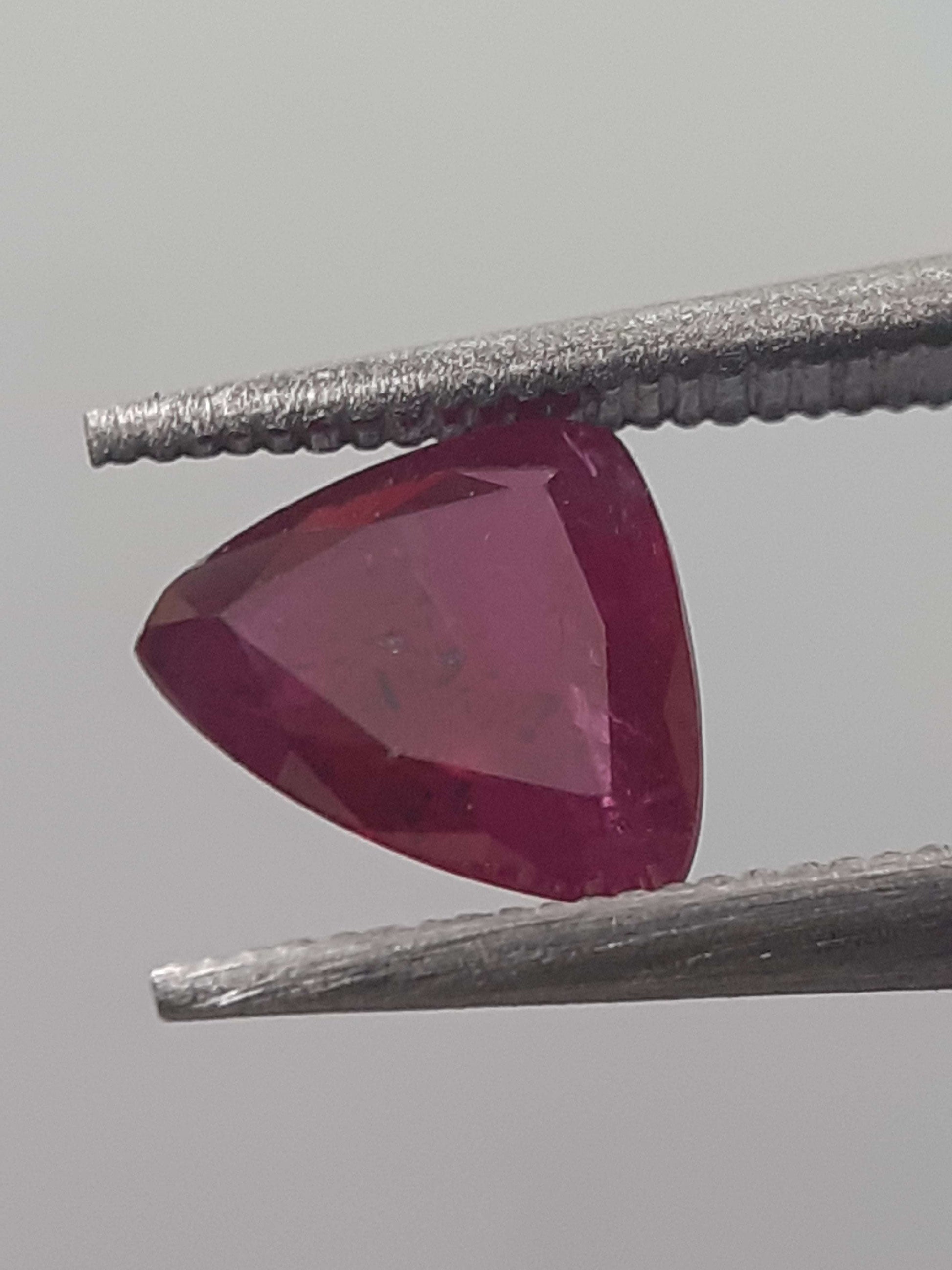 Natural purplish red Ruby - 0.64 ct - Trillion - heated - certified by NGB - Natural Gems Belgium