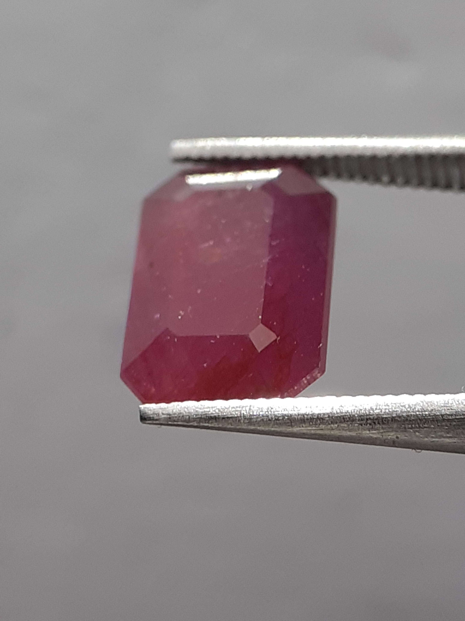 Natural purplish red Ruby - 1.83 ct - octagon - unheated - Africa - certified by NGB - Natural Gems Belgium