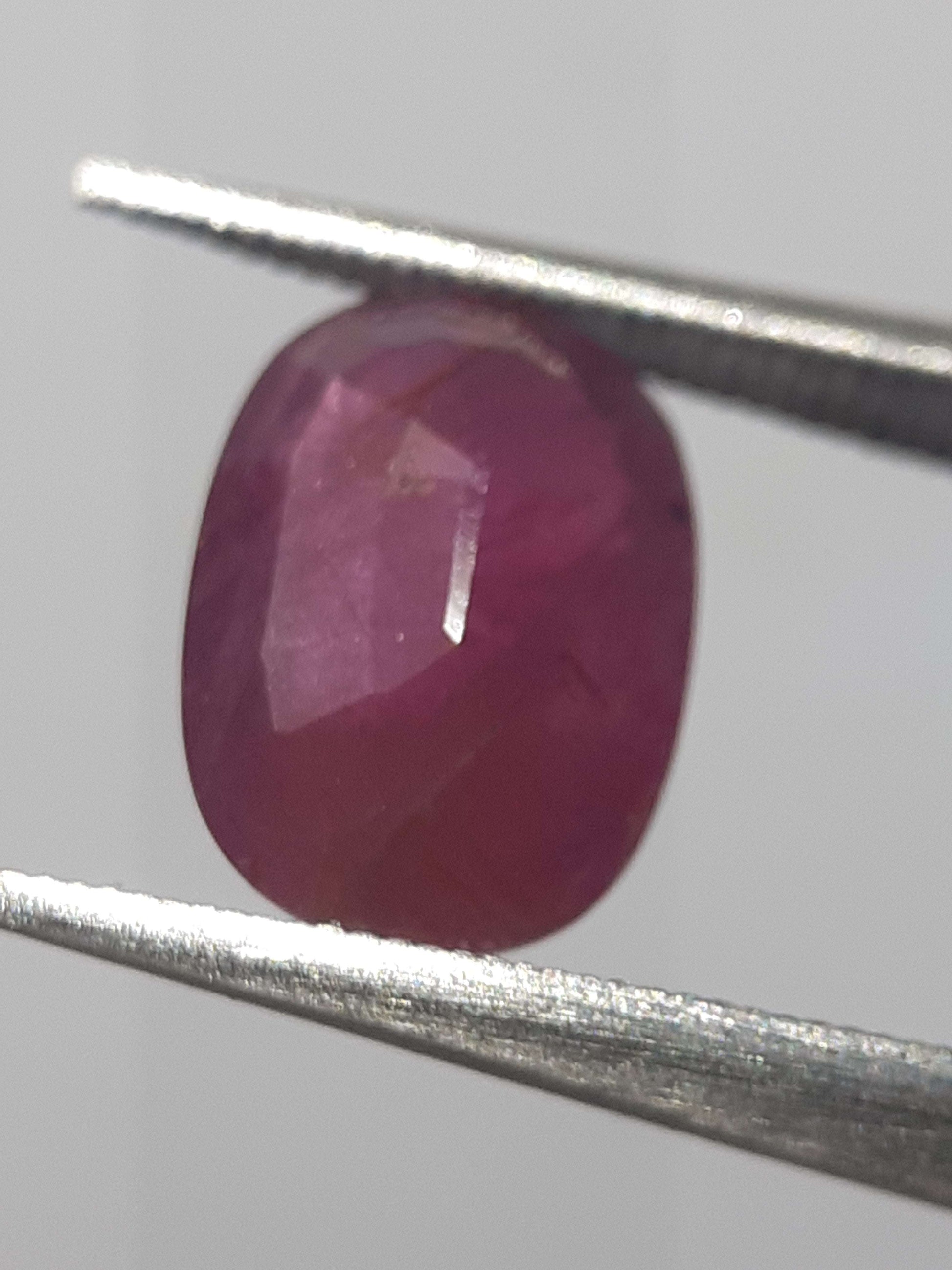 Natural purplish red Ruby - 1.86 ct - oval - unheated - certified by NGB - Natural Gems Belgium