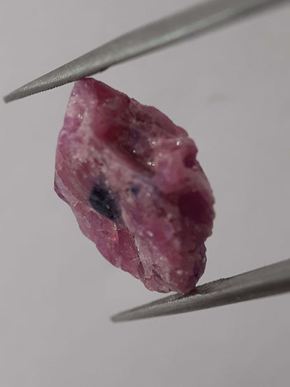 Natural purplish red Ruby - 12.623 ct - rough ruby - heated - certified natural