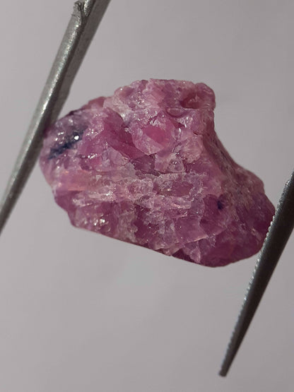 Natural purplish red Ruby - 12.623 ct - rough ruby - heated - certified natural