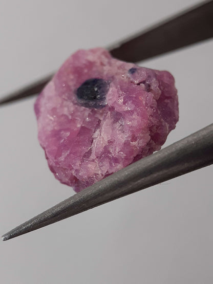 Natural purplish red Ruby - 12.623 ct - rough ruby - heated - certified natural