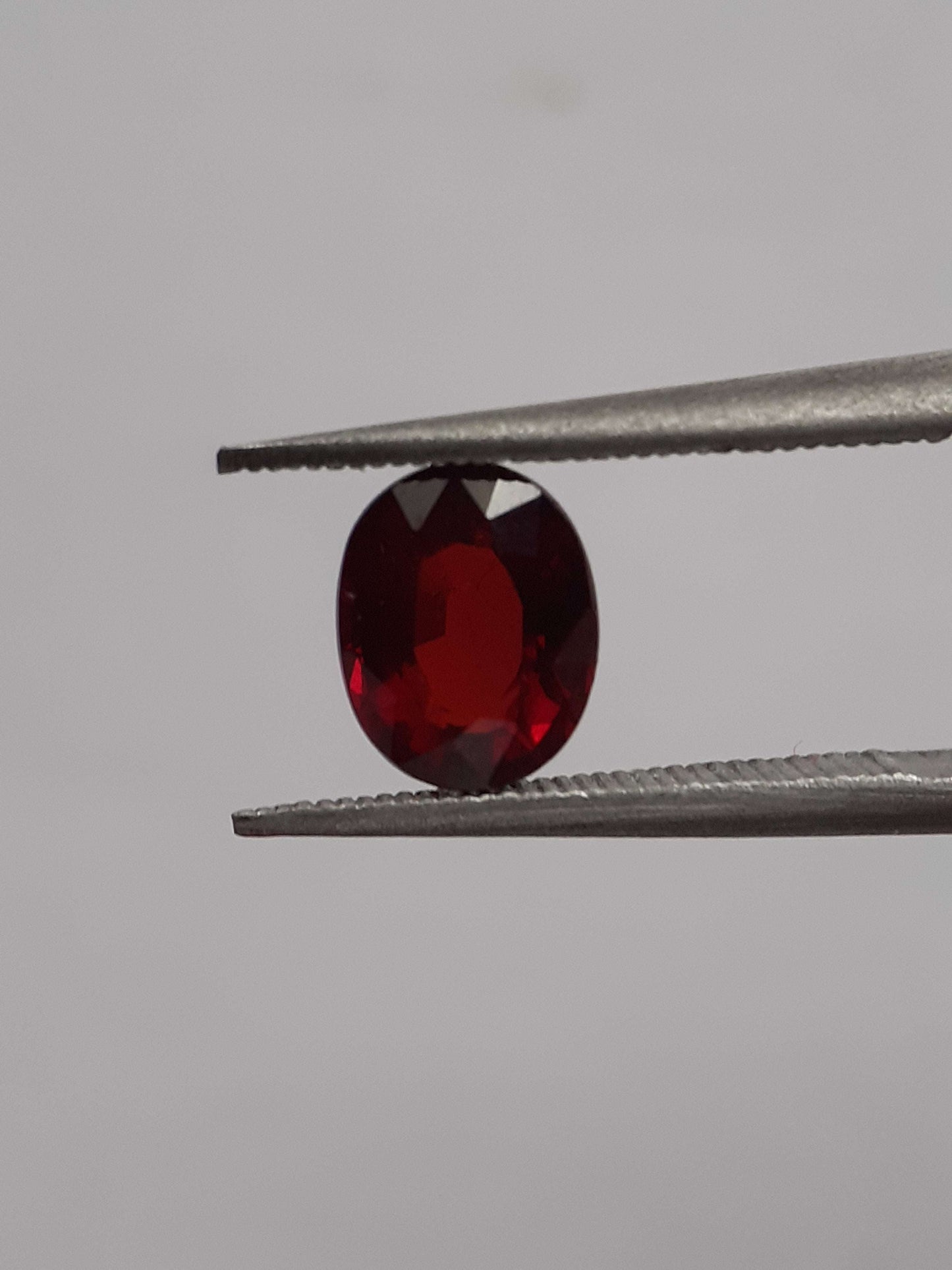 Natural red almandine Garnet - 1.163 ct - Oval - unheated - certified natural