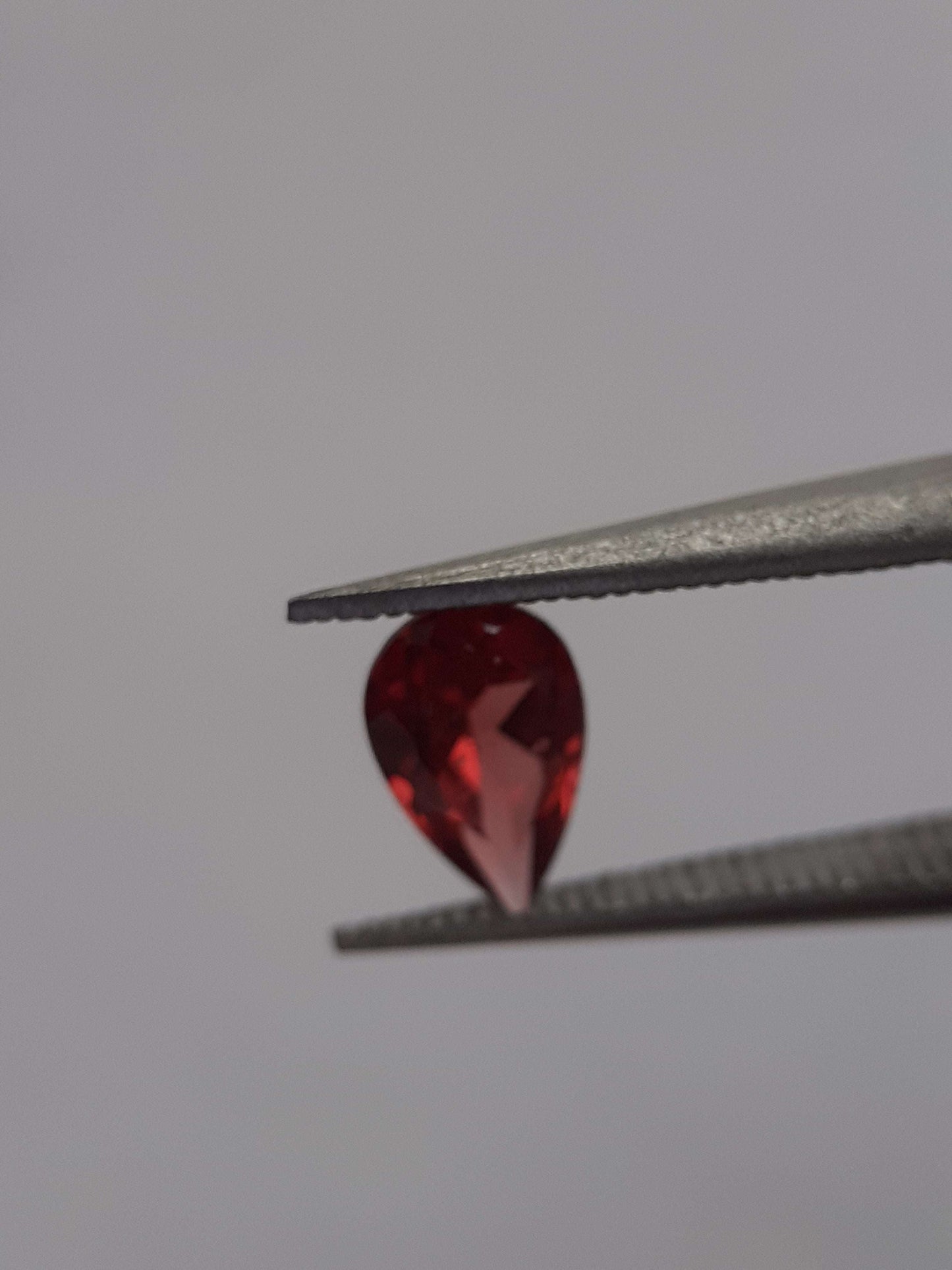 Natural red Rhodolite Garnet - 0.424 ct - pear - unheated - certified natural