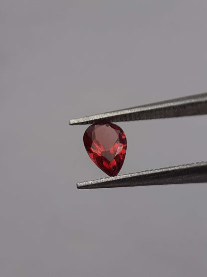 Natural red Rhodolite Garnet - 0.424 ct - pear - unheated - certified natural