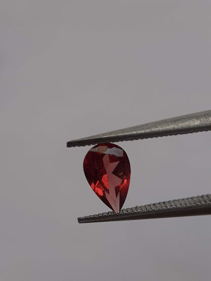 Natural red Rhodolite Garnet - 0.424 ct - pear - unheated - certified natural