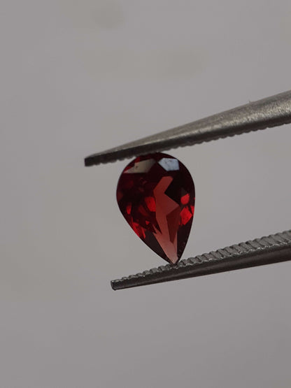 Natural red Rhodolite Garnet - 0.425 ct - pear - unheated - certified natural - excellent