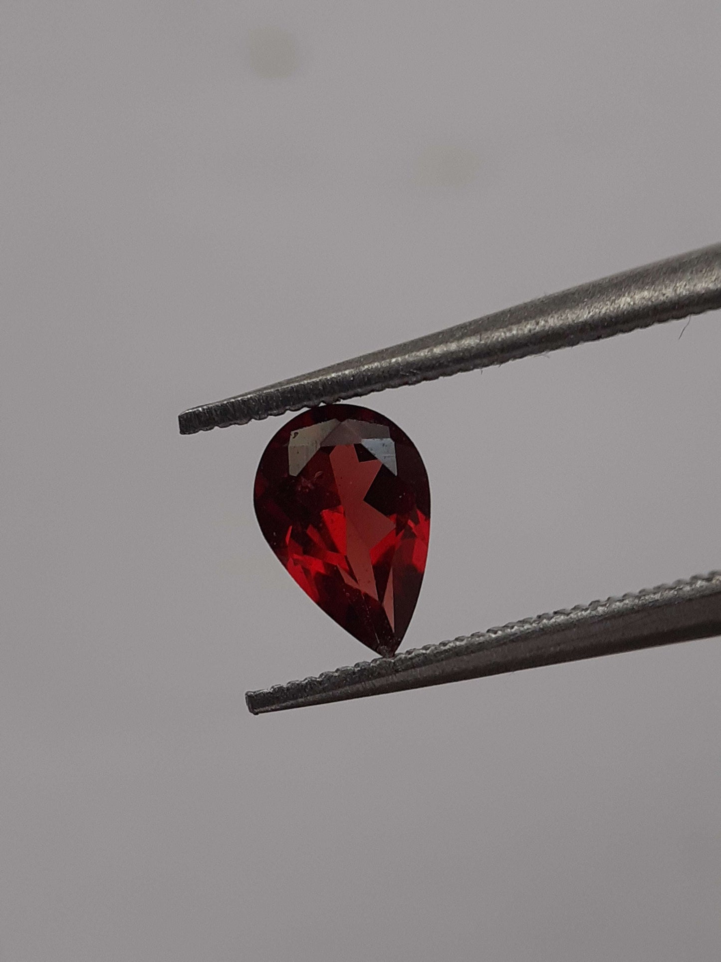 Natural red Rhodolite Garnet - 0.425 ct - pear - unheated - certified natural - excellent