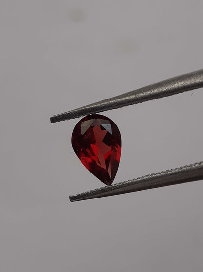 Natural red Rhodolite Garnet - 0.425 ct - pear - unheated - certified natural - excellent