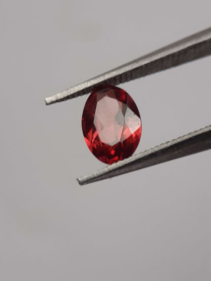 Natural red Rhodolite Garnet - 0.554 ct - oval - unheated - certified natural