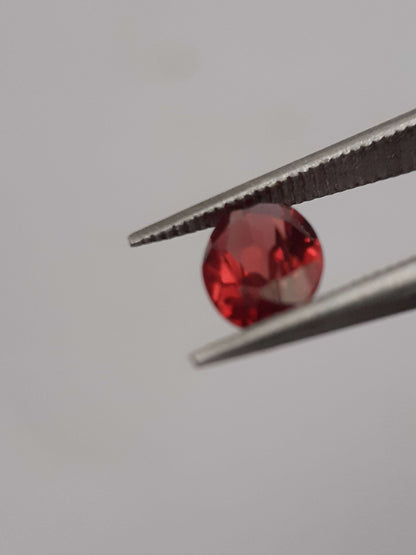 Natural red Rhodolite Garnet - 0.554 ct - oval - unheated - certified natural