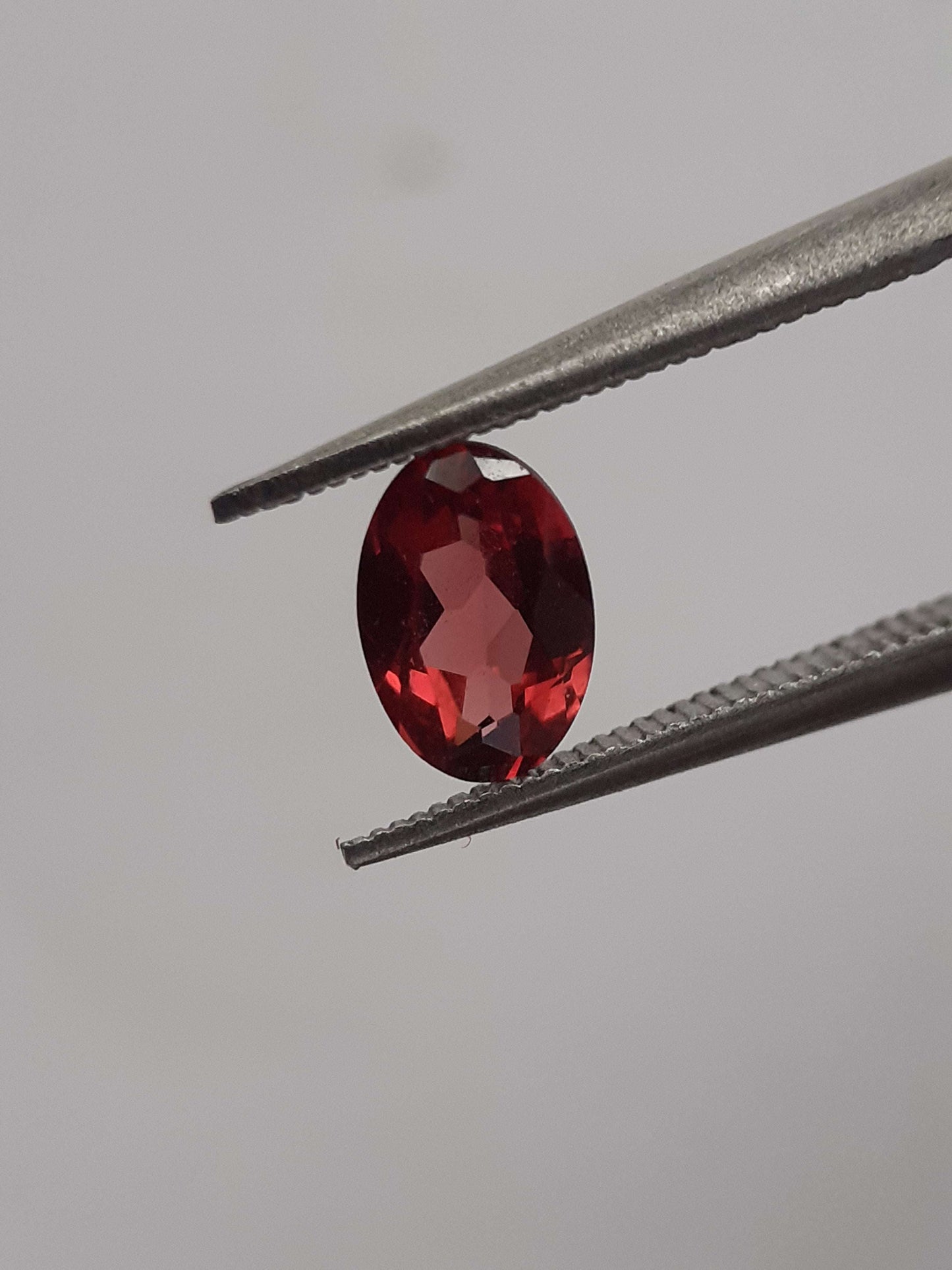 Natural red Rhodolite Garnet - 0.554 ct - oval - unheated - certified natural