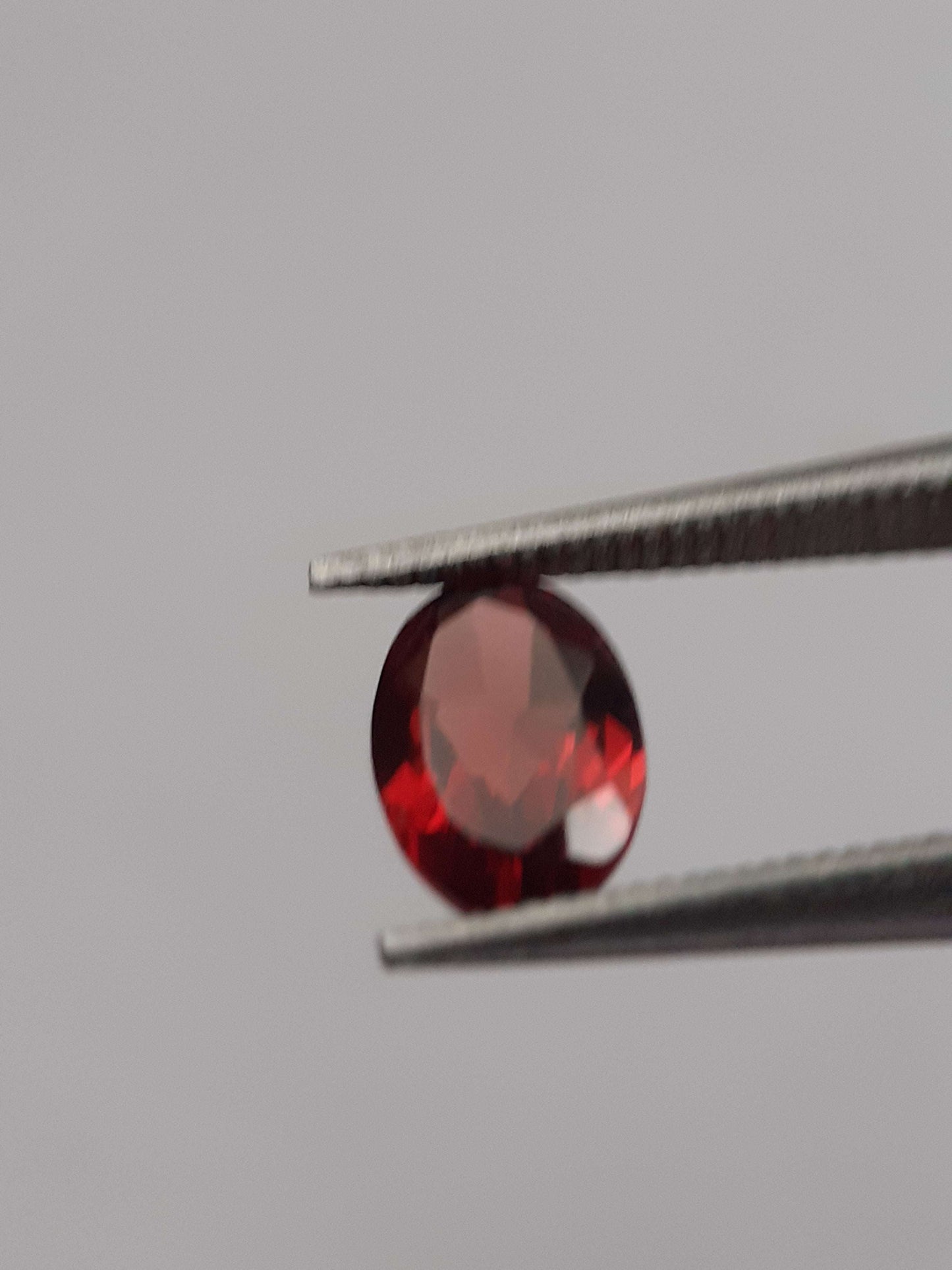 Natural red Rhodolite Garnet - 0.567 ct - oval - unheated - certified natural