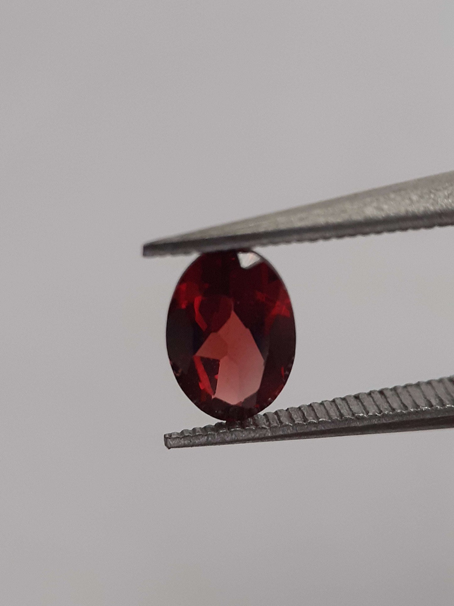 Natural red Rhodolite Garnet - 0.567 ct - oval - unheated - certified natural