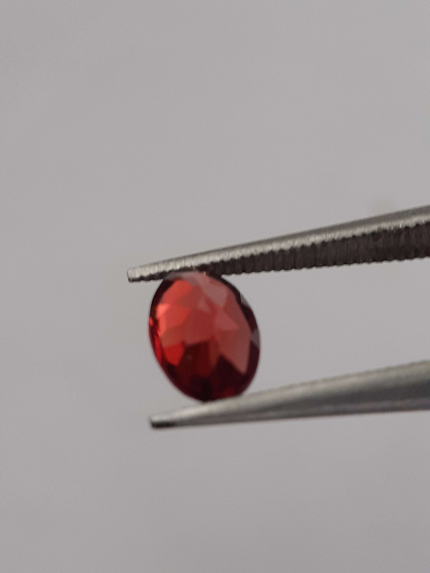 Natural red Rhodolite Garnet - 0.567 ct - oval - unheated - certified natural