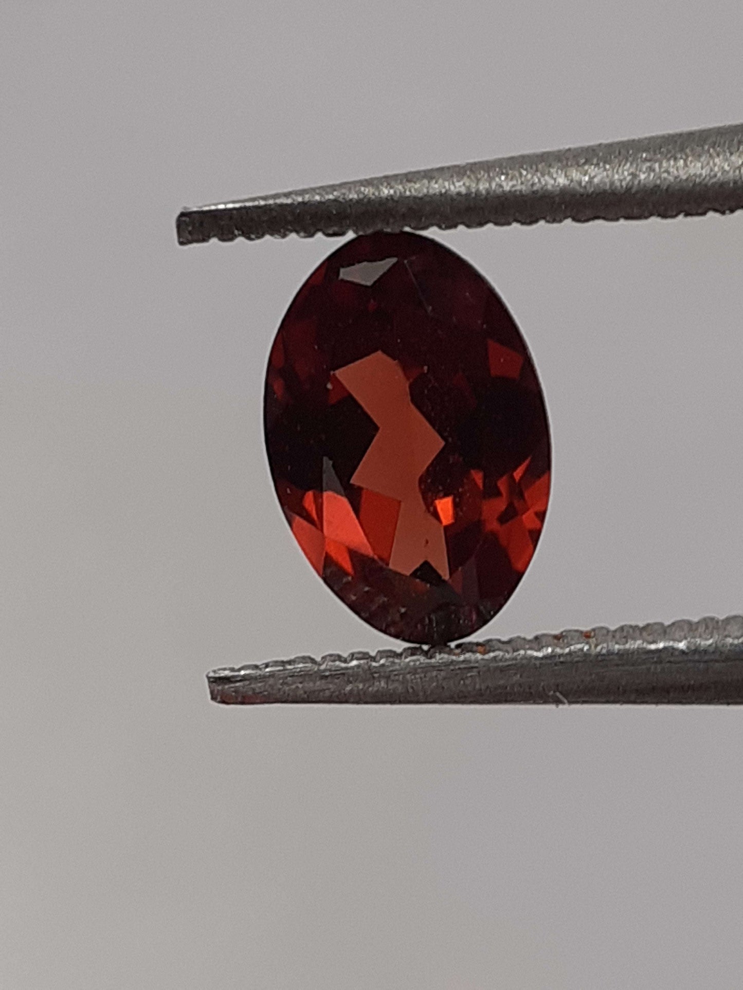 Natural red Rhodolite Garnet - 0.574 ct - oval - unheated - certified natural