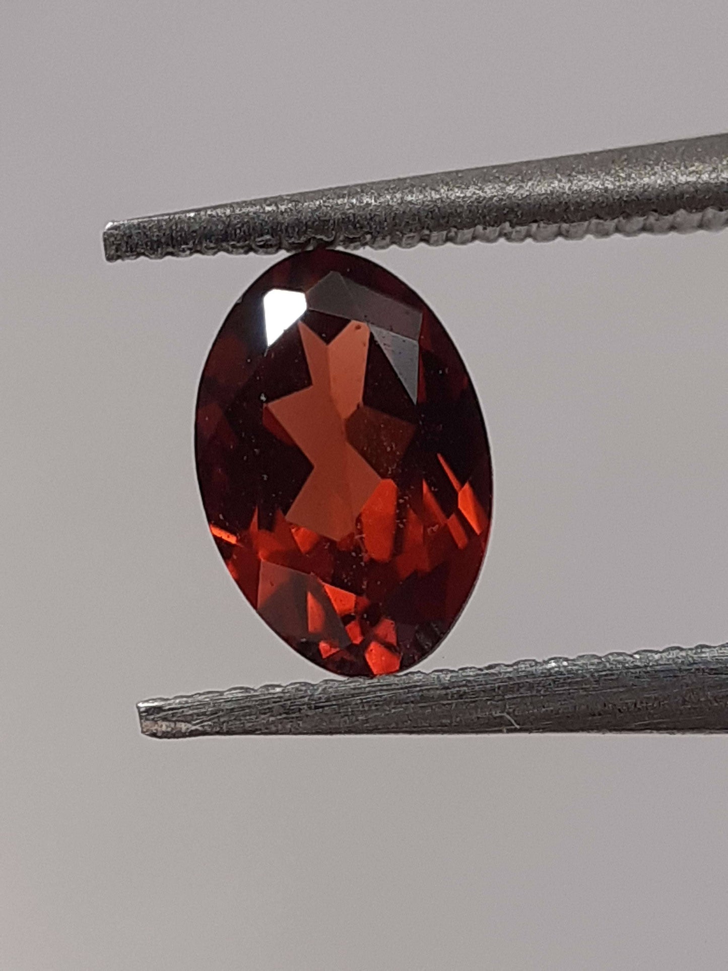 Natural red Rhodolite Garnet - 0.574 ct - oval - unheated - certified natural