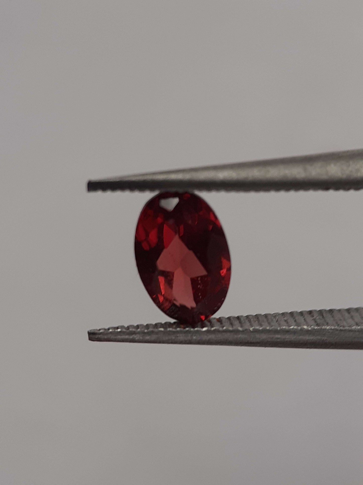 Natural red Rhodolite Garnet - 0.613 ct - oval - unheated - certified natural