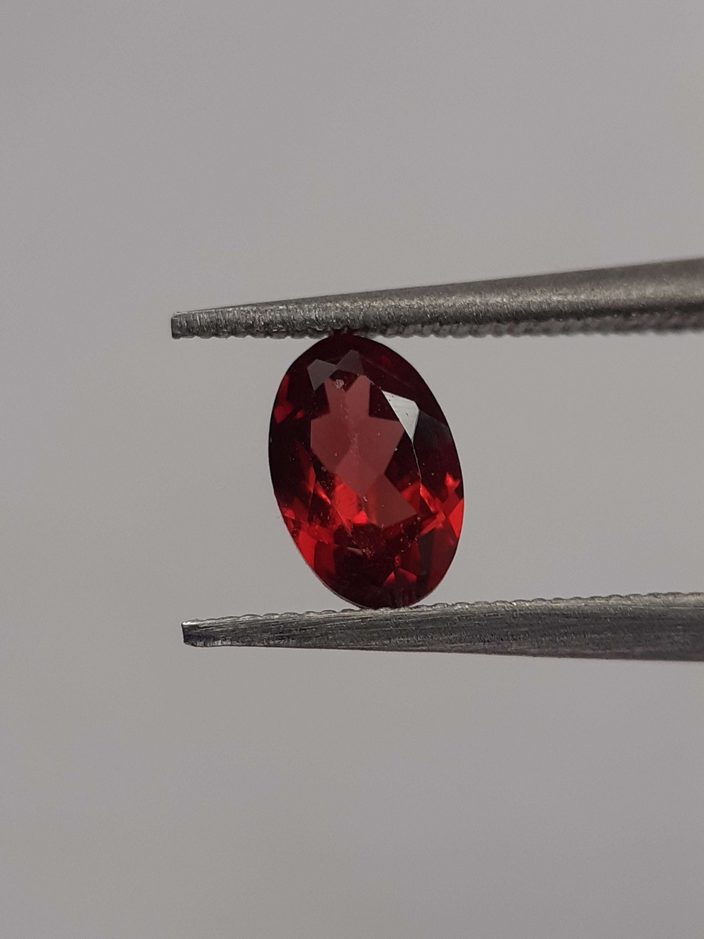 Natural red Rhodolite Garnet - 0.613 ct - oval - unheated - certified natural