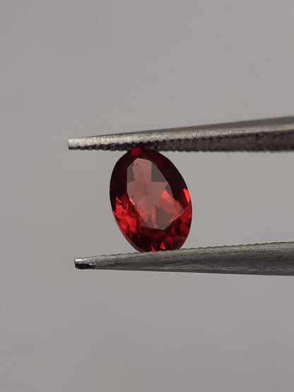 Natural red Rhodolite Garnet - 0.613 ct - oval - unheated - certified natural