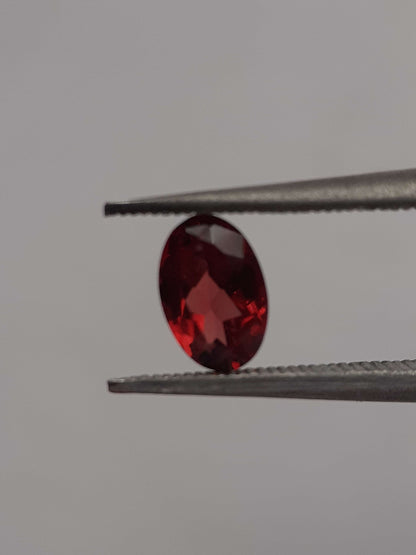 Natural red Rhodolite Garnet - 0.613 ct - oval - unheated - certified natural