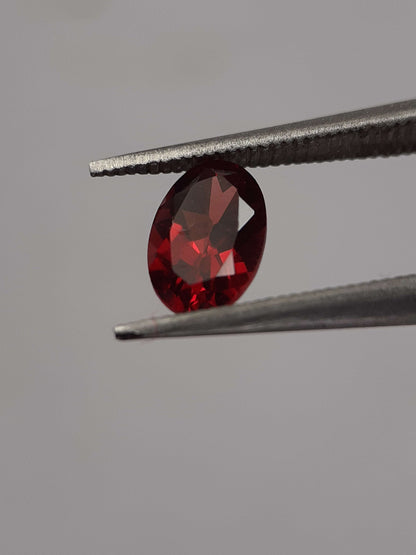 Natural red Rhodolite Garnet - 0.619 ct - oval - unheated - certified natural