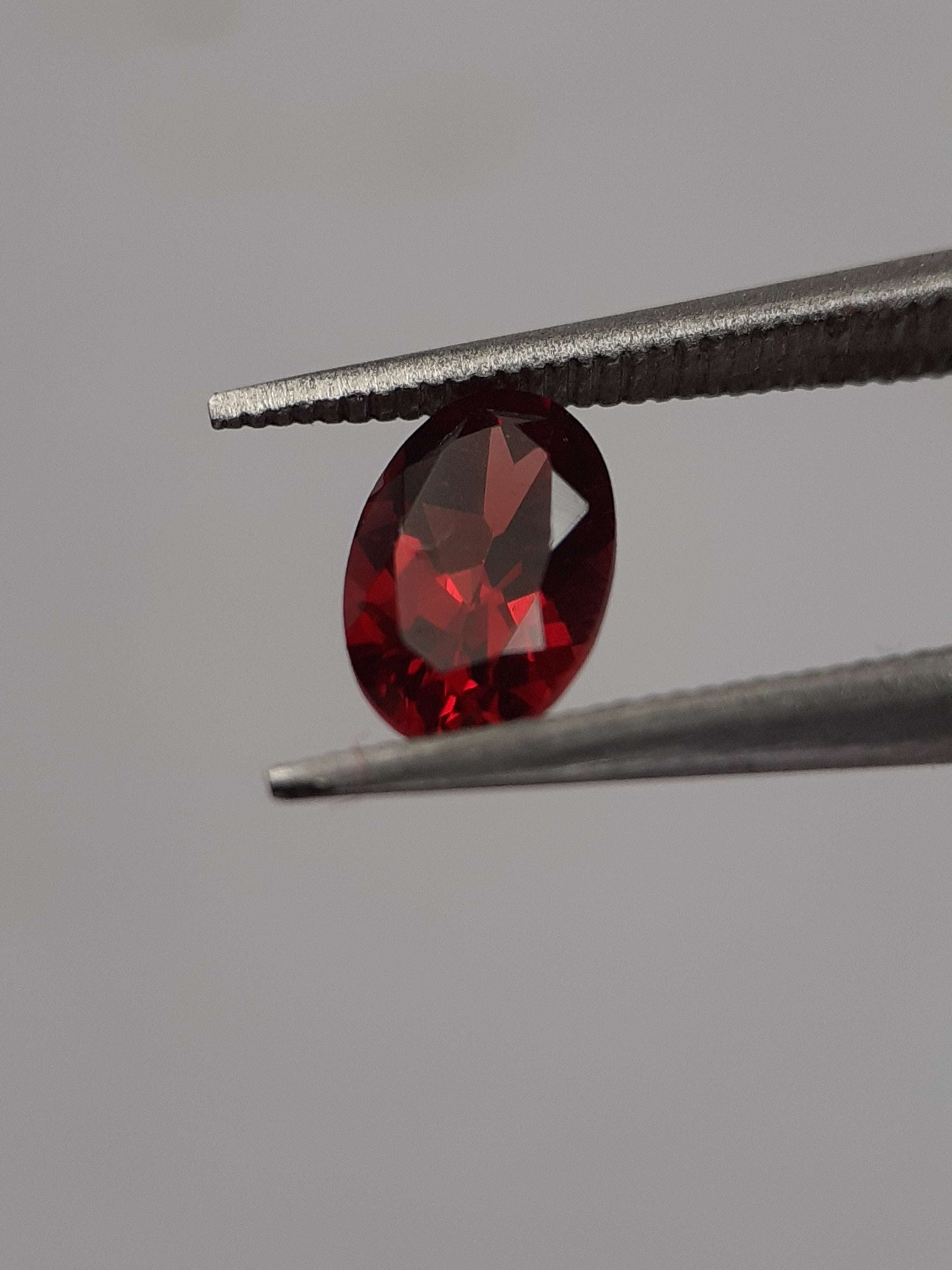 Natural red Rhodolite Garnet - 0.619 ct - oval - unheated - certified natural