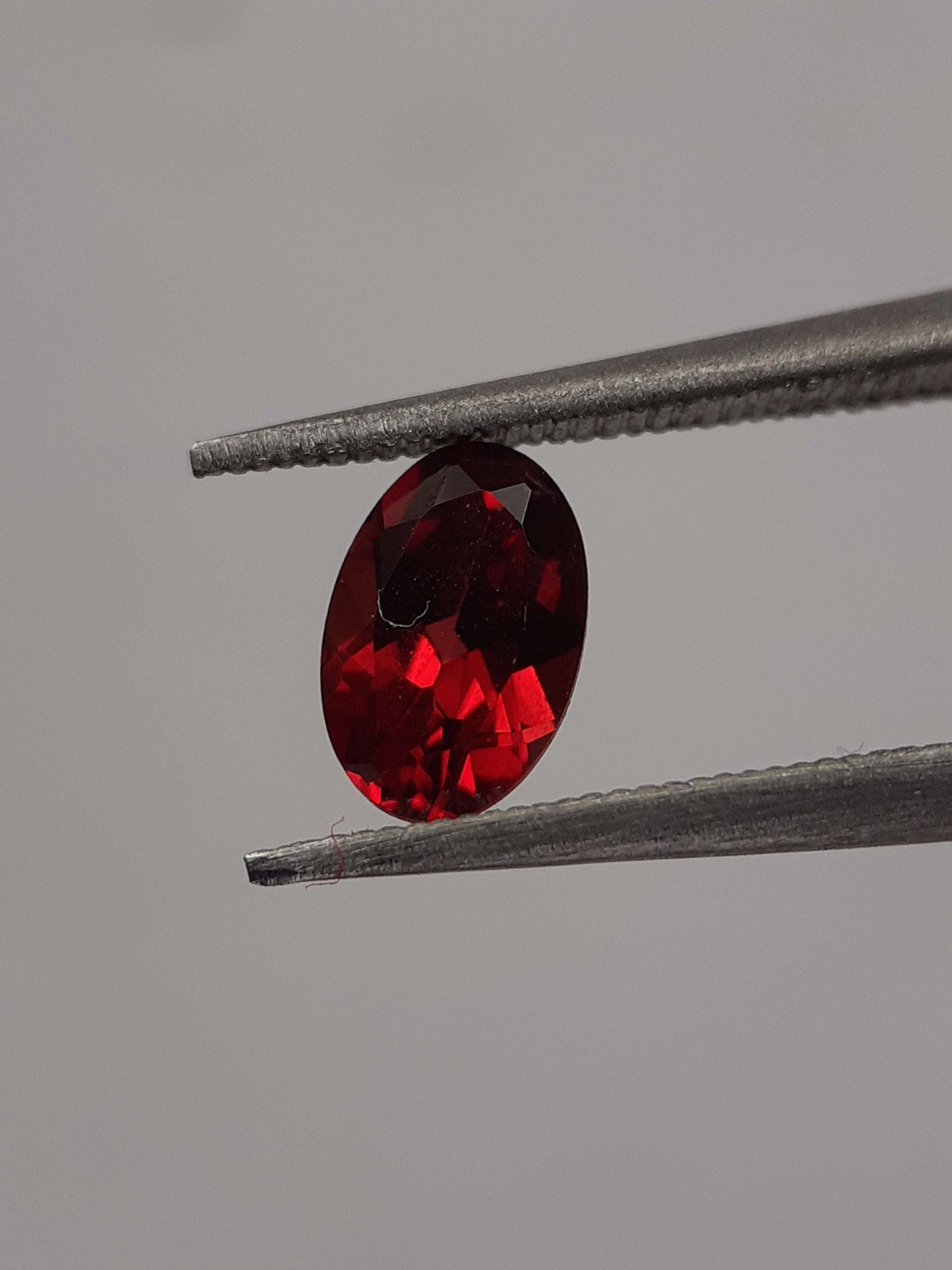 Natural red Rhodolite Garnet - 0.619 ct - oval - unheated - certified natural