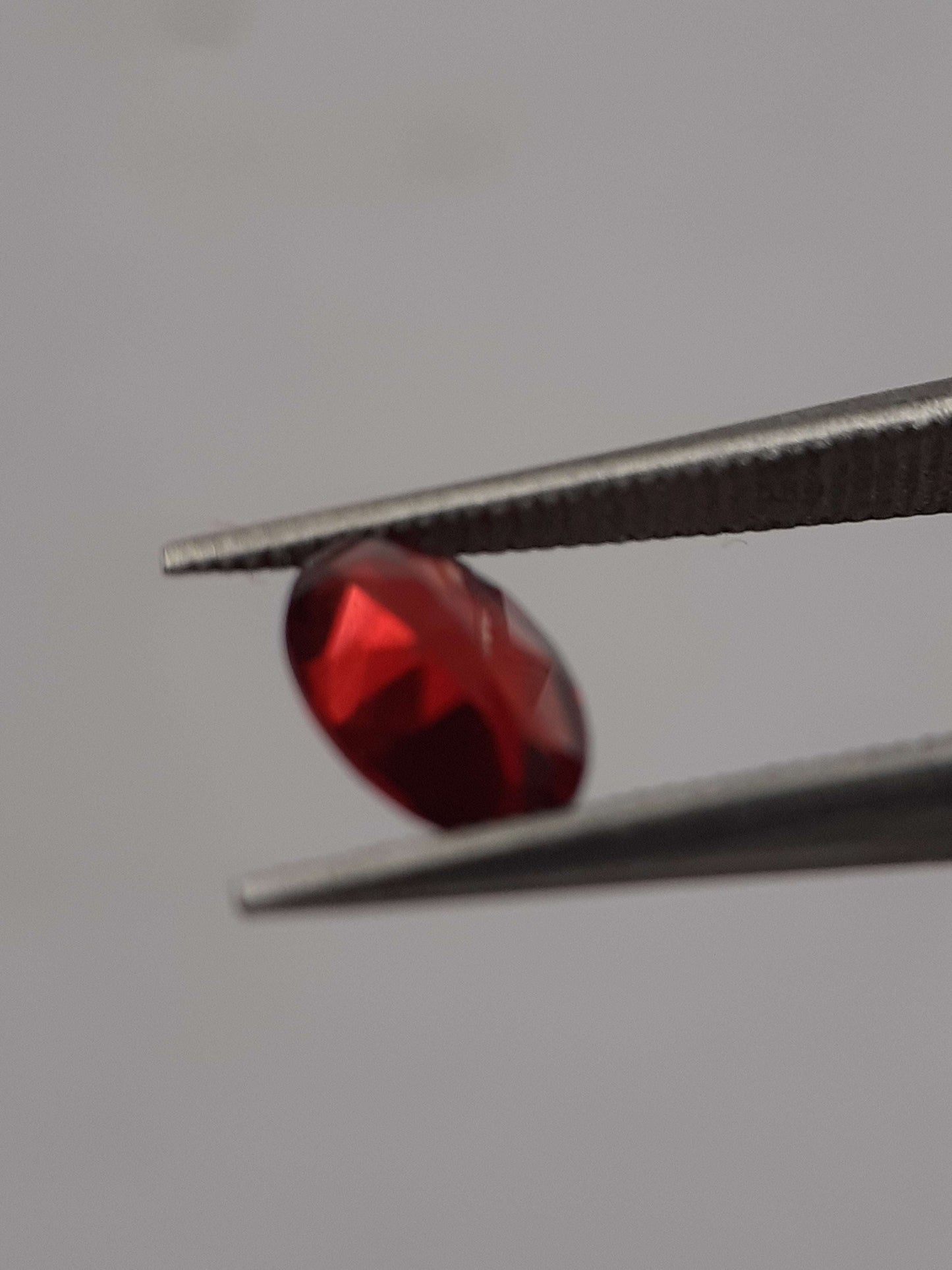 Natural red Rhodolite Garnet - 0.619 ct - oval - unheated - certified natural