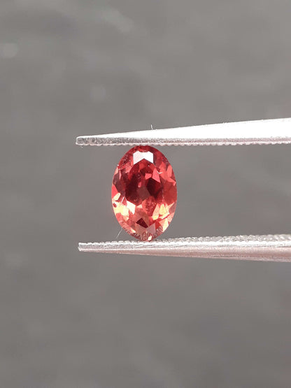 Natural red Rhodolite Garnet - 0.648 ct - oval - unheated - certified natural