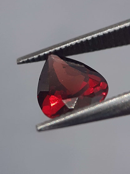 Natural red Rhodolite Garnet - 0.704 ct - pear - unheated