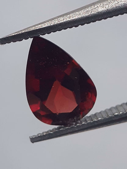 Natural red Rhodolite Garnet - 0.704 ct - pear - unheated