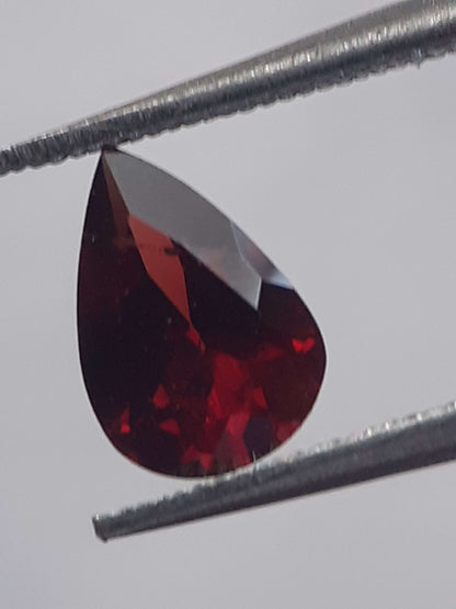 Natural red Rhodolite Garnet - 0.704 ct - pear - unheated